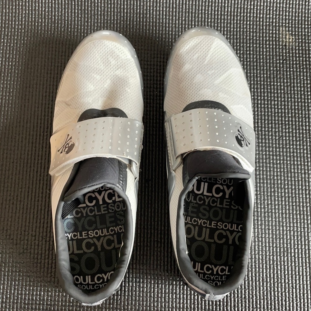 Soul cycle pearl izumi shoes silver